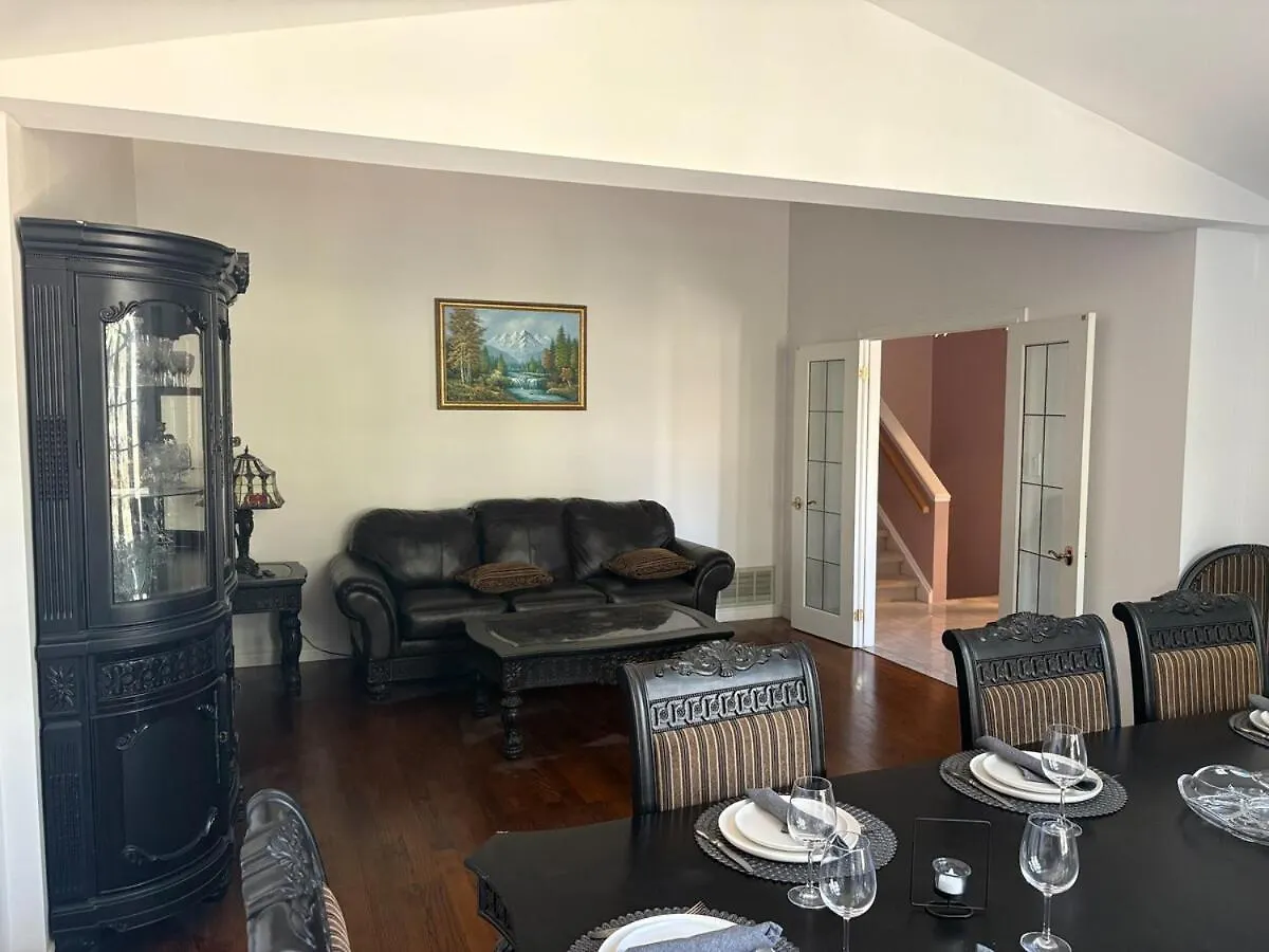 Spacious Home With Large Pool And Backyard Mississauga